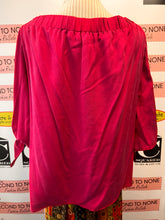 Cargar imagen en el visor de la galería, NWT Black Tape Fuschia Off-The Shoulder Top (Size XL)