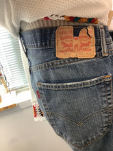 Load image into Gallery viewer, Levi's 505 Regular Fit Jeans (Size 34W/30L)
