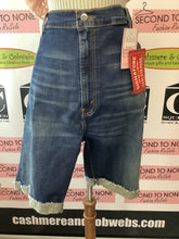 Load image into Gallery viewer, NWT Levi's Slim Cuffed Shorts (Size 42)
