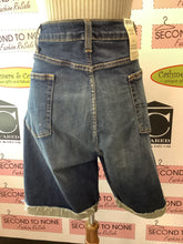 Load image into Gallery viewer, NWT Levi's Slim Cuffed Shorts (Size 42)