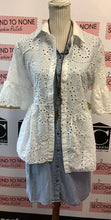 Cargar imagen en el visor de la galería, White Eyelet Lace Flouncy Blouse (Size 2XL)