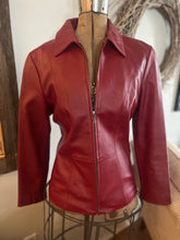 Cargar imagen en el visor de la galería, Danier Red Leather Zipper-Front Jacket (Medium)