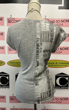 Cargar imagen en el visor de la galería, Silver Draped Word Print Top (Size M)