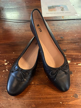 Cargar imagen en el visor de la galería, Brazilian Leather Ballet Flat (Size 8)
