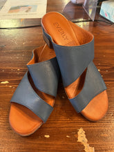 Cargar imagen en el visor de la galería, Everly Teal Leather Sandals (Size 8/EU 39)