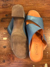 Cargar imagen en el visor de la galería, Everly Teal Leather Sandals (Size 8/EU 39)