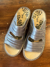 Cargar imagen en el visor de la galería, Propet Grey Leather Velcro Sandals (Size 8.5)