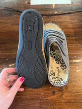 Cargar imagen en el visor de la galería, Propet Grey Leather Velcro Sandals (Size 8.5)