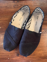 Cargar imagen en el visor de la galería, Tom’s Black Classic Canvas Shoes (Size 8.5)