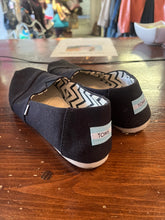Cargar imagen en el visor de la galería, Tom’s Black Classic Canvas Shoes (Size 8.5)