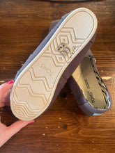 Cargar imagen en el visor de la galería, NWT Ash Brown Toms Classic Shoe (Size 8)