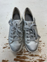 Charger l'image dans la galerie, Geox Spherica Silver Sneakers (Size 10)