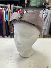 Charger l'image dans la galerie, Vintage Taupe 100% Wool Fascinator Hat (57cm Fit)
