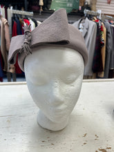 Charger l'image dans la galerie, Vintage Taupe 100% Wool Fascinator Hat (57cm Fit)