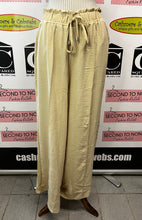 Cargar imagen en el visor de la galería, NWT Creations Beige Wide Leg Pants (Size M)