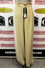 Cargar imagen en el visor de la galería, NWT Creations Beige Wide Leg Pants (Size M)