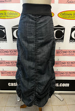 Cargar imagen en el visor de la galería, Faded Black Denim Ruched Skirt (Size M)