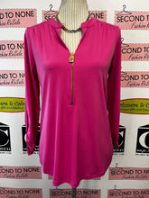 Cargar imagen en el visor de la galería, NWT Michael Kors Fuchsia Zip Henley Top (Size S)