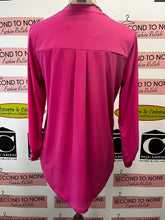 Cargar imagen en el visor de la galería, NWT Michael Kors Fuchsia Zip Henley Top (Size S)