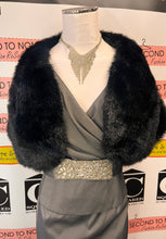 Cargar imagen en el visor de la galería, Black Faux Fur Shoulder Stole (One Size Fits Most)