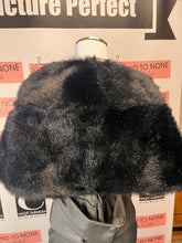 Cargar imagen en el visor de la galería, Black Faux Fur Shoulder Stole (One Size Fits Most)