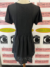 Cargar imagen en el visor de la galería, Red Coral Dressy Black Pleated Tank (Size S)
