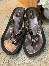 Load image into Gallery viewer, Thong-Style Bead Sandal (Size 6)