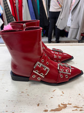 Cargar imagen en el visor de la galería, NEW Red Patent Buckle Detail Boots (Size 8.5)