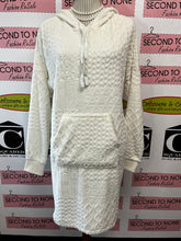Charger l'image dans la galerie, Soft & Fluffy Hooded Tunic Robe (Size L)