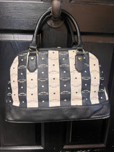 Cargar imagen en el visor de la galería, Betsy Johnson Black/White Striped Handbag