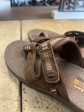 Charger l'image dans la galerie, Skechers Outdoor Lifestyle Toe-Loop Brown Sandals (Size 9)