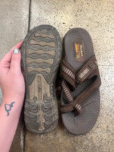 Charger l'image dans la galerie, Skechers Outdoor Lifestyle Toe-Loop Brown Sandals (Size 9)