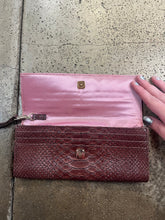 Charger l'image dans la galerie, Liz Claiborne Purple Reptile Skin Clutch Wallet
