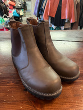 Charger l'image dans la galerie, Storm Mountain Winter Chelsea Boots (Size 10)
