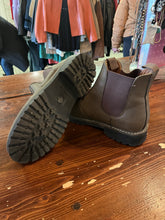 Charger l'image dans la galerie, Storm Mountain Winter Chelsea Boots (Size 10)