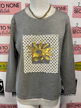 Charger l'image dans la galerie, Grey Sweatshirt-Style Top With Gold Flower