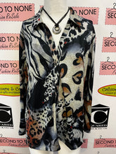 Cargar imagen en el visor de la galería, Animal Print Button-Up Top