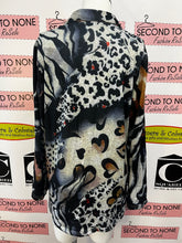 Cargar imagen en el visor de la galería, Animal Print Button-Up Top