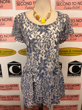 Charger l'image dans la galerie, Floral Lace Peplum Top (Size L)