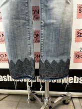 Cargar imagen en el visor de la galería, Driftwood Boho Textured Hem Cropped Jeans (Size 31W x 25L)