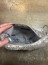 Cargar imagen en el visor de la galería, Silver Sequin Shoulder Bag