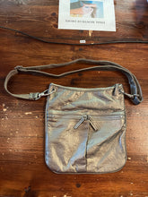 Cargar imagen en el visor de la galería, Silver Metallic Crossbody Purse