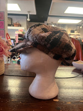 Cargar imagen en el visor de la galería, Brown Plaid Newsboy Cap (One Size)