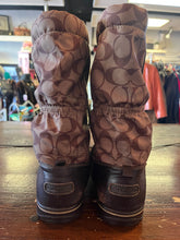 Cargar imagen en el visor de la galería, Coach Signature Monogram ‘Shaine’ Winter Boots (Size 9)