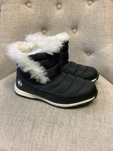 Load image into Gallery viewer, Wind River Insulated Fuzzy Winter Boots (Size 8)