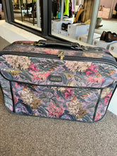 Cargar imagen en el visor de la galería, Vintage Tapestry "Globetrotter" Suitcase