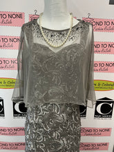 Cargar imagen en el visor de la galería, Laura Petites Grey Ribbon Embroidered Full Length Gown (Size 6P)