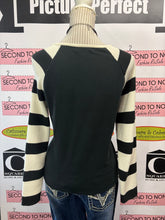 Cargar imagen en el visor de la galería, Liz Claiborne Black & White Striped Crewneck (Size S/M)