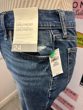 Cargar imagen en el visor de la galería, NWT Gap Girlfriend Mid Rise Jeans (Size 24 Regular)