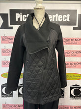 Cargar imagen en el visor de la galería, Fabletics Black Quilted Jacket (Size S)